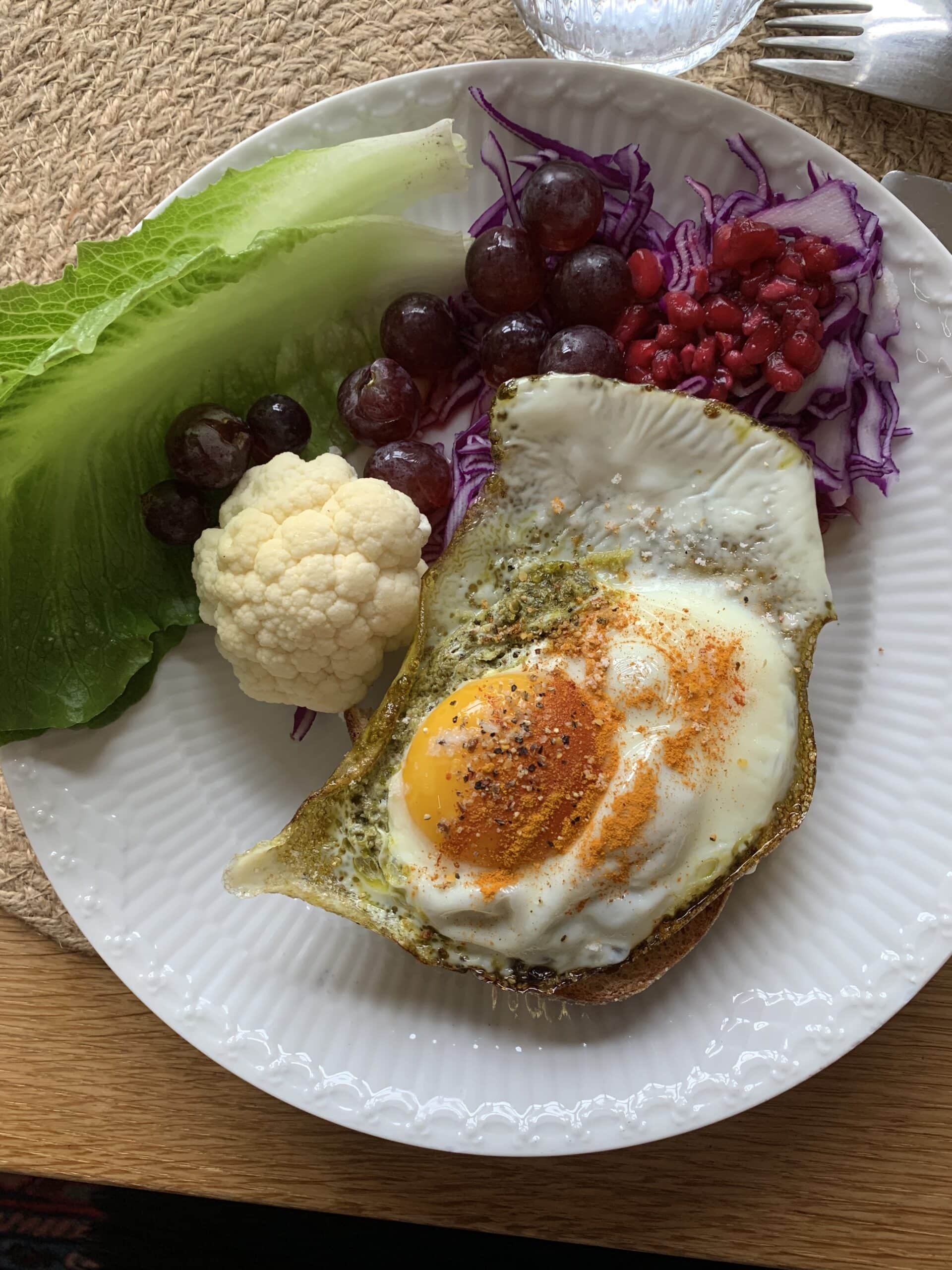 Pesto-æg, frugt og grønt 1 frokost med aeg scaled