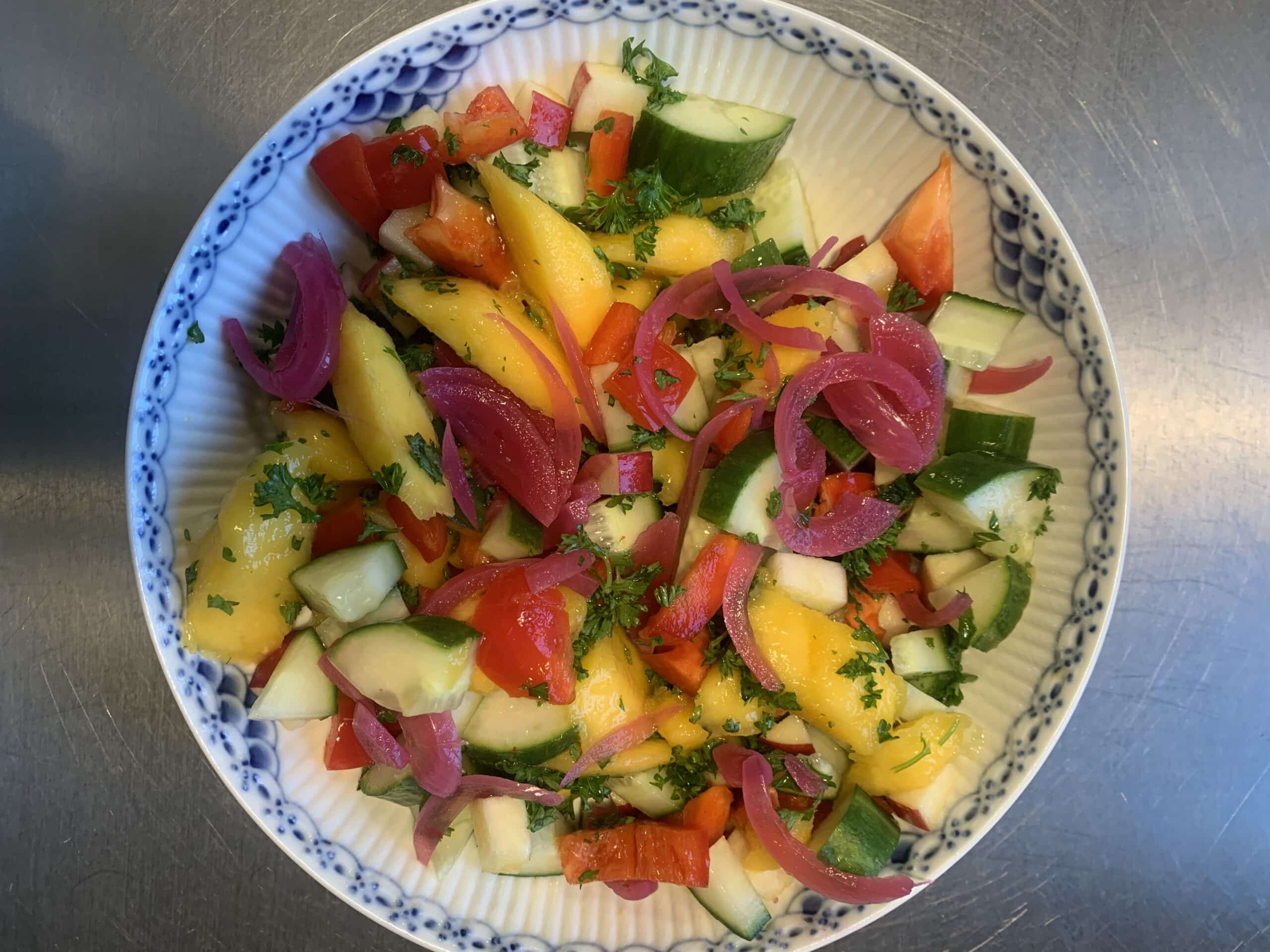 Røde løg, her sammen med en lækker mangosalat 1 roedloeg og mangosalat scaled